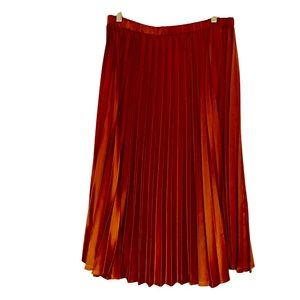 Solitaire Large (12-14) pleated midi skirt.